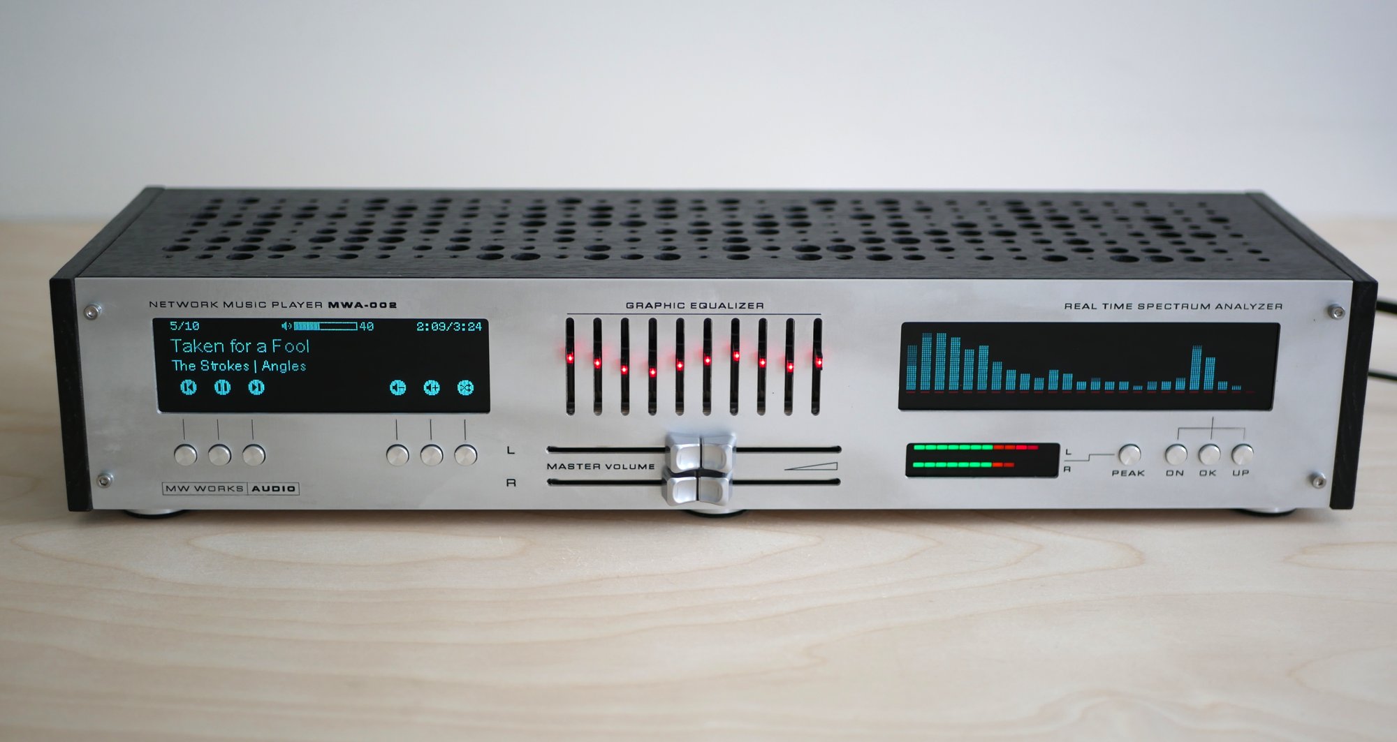 80s style Hifi unit with VFD displays