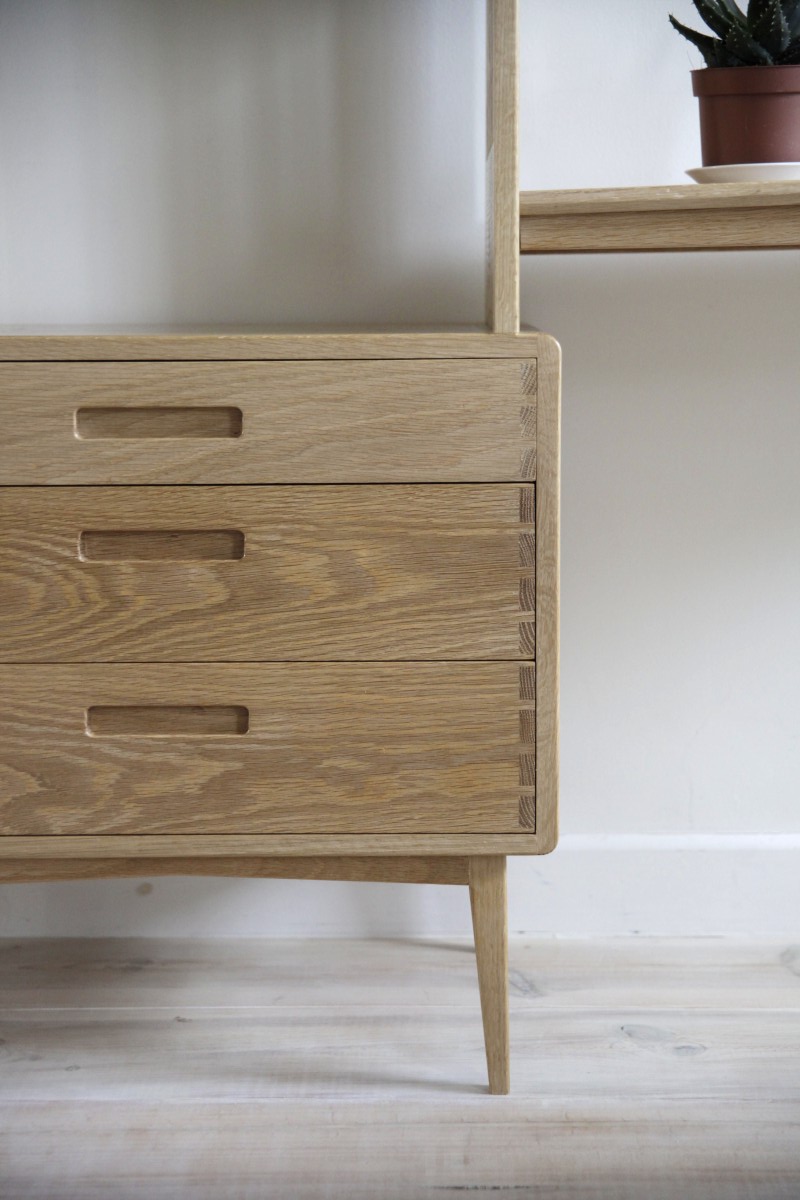 Oak dressing table with storage